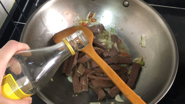 韭菜炒鸭血➕落红不是无情物,如果怕腥,可以再淋少许料酒去腥