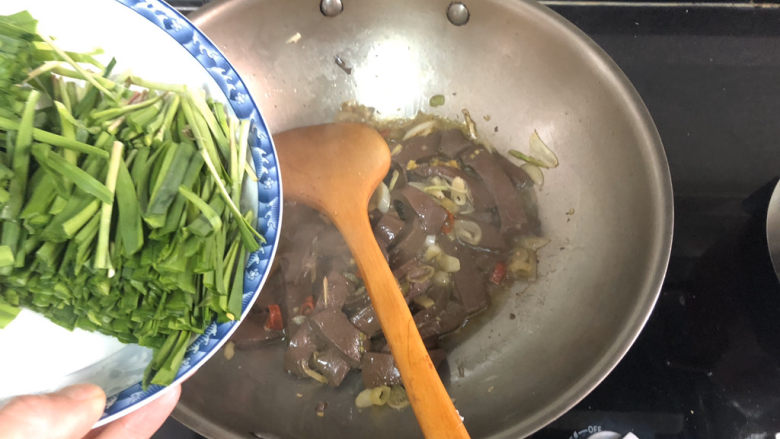 韭菜炒鸭血➕落红不是无情物,转大火,加入韭菜梗,快速翻炒十几秒