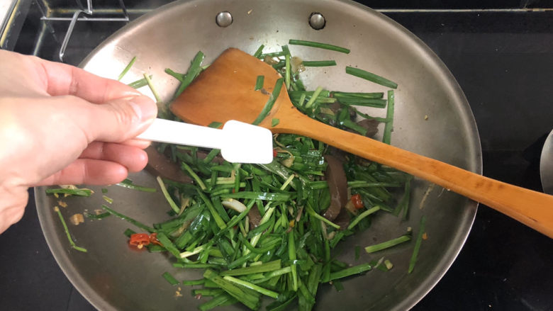 韭菜炒鸭血➕落红不是无情物,转小火或关火。尝下咸淡,根据个人口味添加少许食盐定味,翻炒均匀出锅。