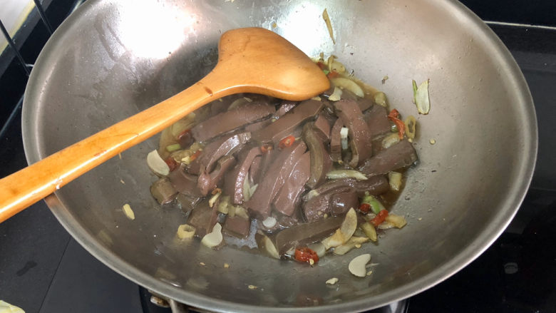 韭菜炒鸭血➕落红不是无情物,煮开后,中小火炖煮2分钟