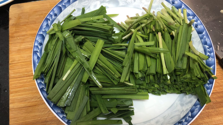 韭菜炒鸭血➕落红不是无情物,韭菜切段,韭菜梗和菜叶分开