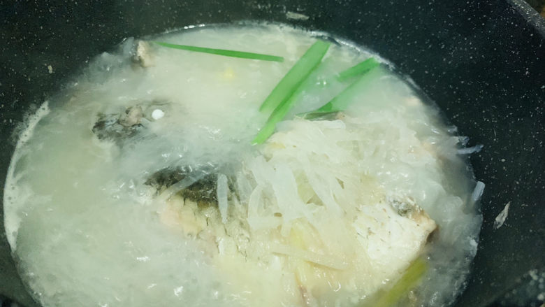 鲫鱼萝卜丝汤,转动锅,调匀调料;