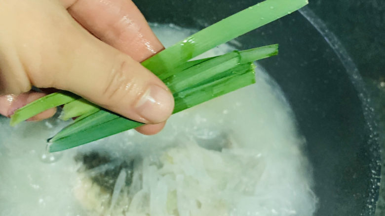 鲫鱼萝卜丝汤,加蒜叶;