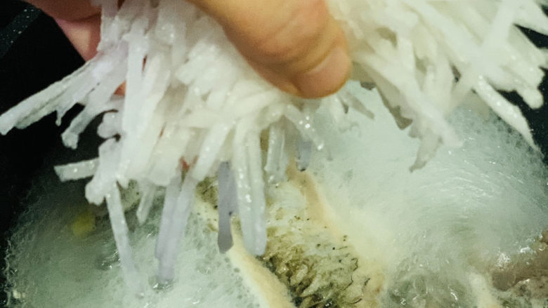 鲫鱼萝卜丝汤,加萝卜丝;