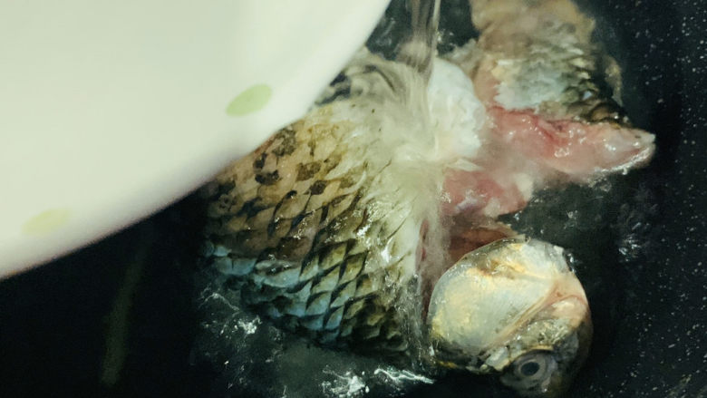 鲫鱼萝卜丝汤,加适量清水;