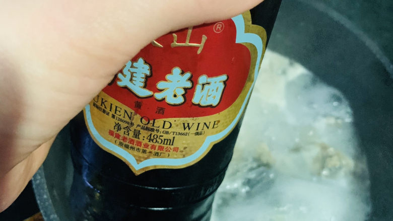 鲫鱼萝卜丝汤,加少许<a style='color:red;display:inline-block;' href='/shicai/ 718'><a style='color:red;display:inline-block;' href='/shicai/ 718'>料酒</a></a>;