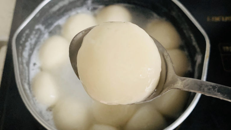 白玉丸子咖啡布丁,待丸子漂浮在水面,长得胖胖的时候即可捞出。