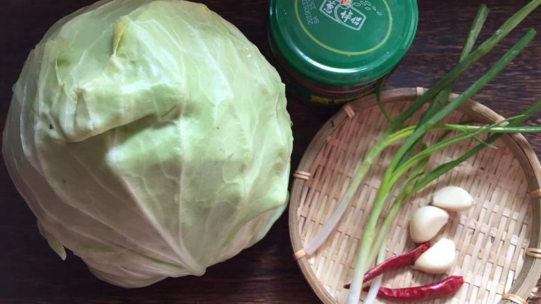 爆炒卷心菜,
准备食材,包菜先摘成片洗净控水