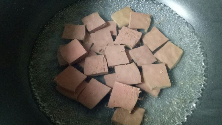 韭菜炒鸭血,放入鸭血,煮3分钟捞出备用