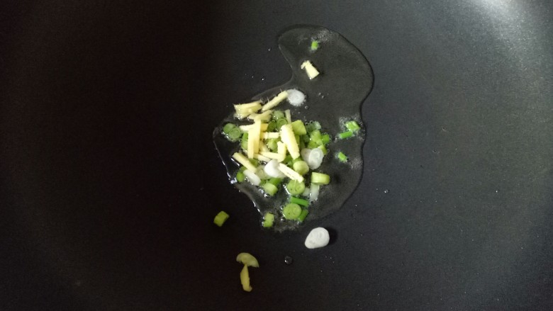 韭菜炒鸭血,锅中加入适量油烧热,放入葱花,姜丝爆香