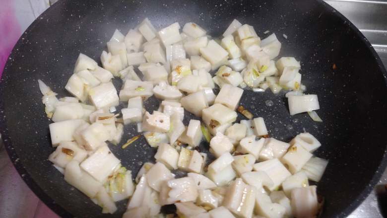 糖醋炒藕丁,
热锅凉油小火下入葱碎炒出香味,倒入藕丁炒匀