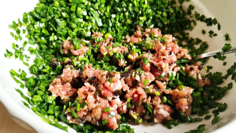 韭菜猪肉馅水饺,敲重点❗️拌馅的时候,先不要把馅料全部拌了,可以把一半的韭菜拨到盆的一边,留一半的韭菜加入一半的肉馅拌匀,包完后再把另一半肉馅和韭菜拌和。
一个人包饺子且速度不是太快的,最适合这种方法,不然包到最后馅料中的韭菜都变黑了,味道也就不那么新鲜了。