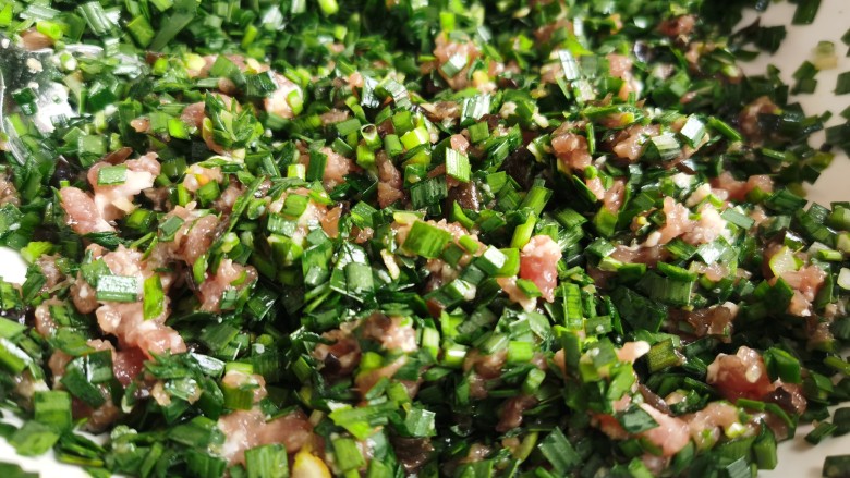 韭菜猪肉馅水饺,这样分两次拌和的韭菜馅料，直到包完最后一个饺子，韭菜都非常的鲜嫩，不发蔫也不出水，煮出来的饺子韭菜翠绿，味道鲜美。