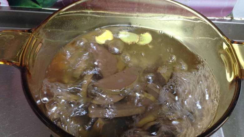 韭菜炒鸭血,开水中加入盐、姜片、<a style='color:red;display:inline-block;' href='/shicai/ 718'>料酒</a>,倒入鸭血煮5分钟至熟