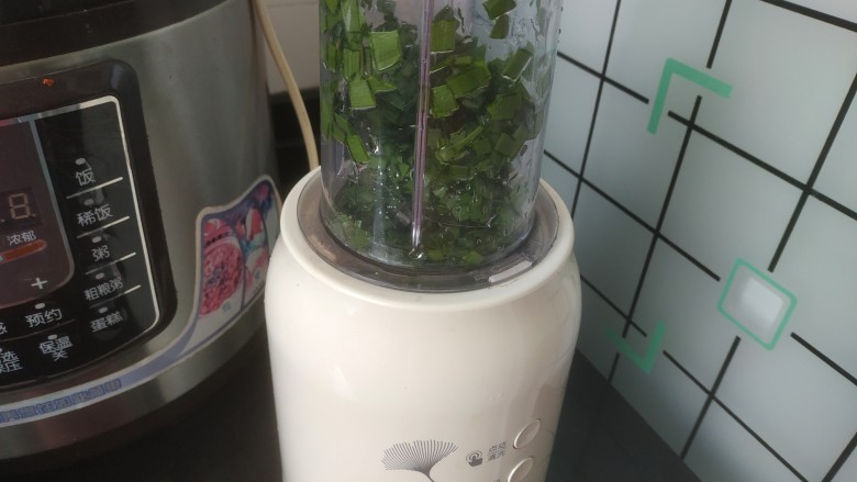 韭菜猪肉馅水饺,切碎的韭菜叶适量加入适量温水放入料理机奶昔桶
