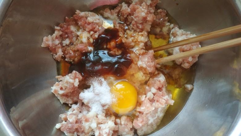 韭菜猪肉馅水饺,<a style='color:red;display:inline-block;' href='/shicai/ 34374'>猪肉馅</a>加入一个<a style='color:red;display:inline-block;' href='/shicai/ 9'>鸡蛋</a>，一勺<a style='color:red;display:inline-block;' href='/shicai/ 721'>蚝油</a>，两勺<a style='color:red;display:inline-block;' href='/shicai/ 788'>生抽</a>，适量<a style='color:red;display:inline-block;' href='/shicai/ 857'>植物油</a>，适量盐，朝着一个方向划圈儿搅拌