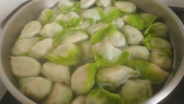 韭菜猪肉馅水饺,然后点三次冷水,烧开,饺子个个鼓起,关火出锅