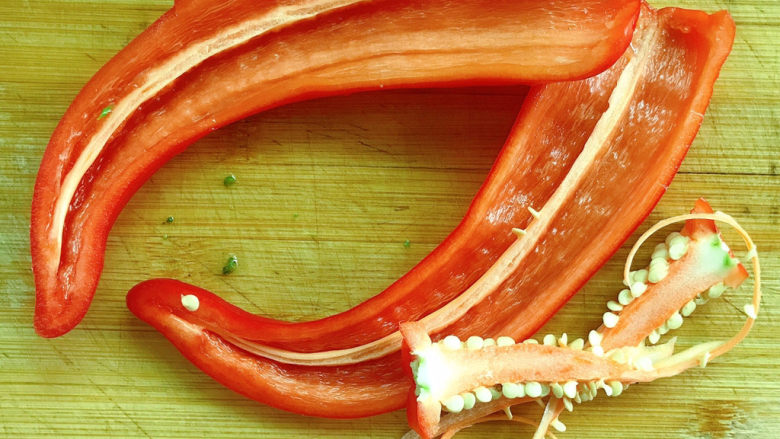 芦笋炒牛肉,<a style='color:red;display:inline-block;' href='/shicai/ 86663'>红辣椒</a>去籽(减低辣味)