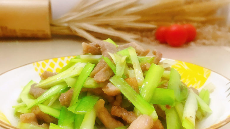 韭黄炒肉丝,装盘