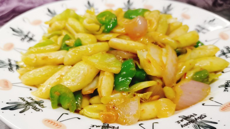 包菜炒猫耳朵,出锅装盘,看着是不是很有食欲