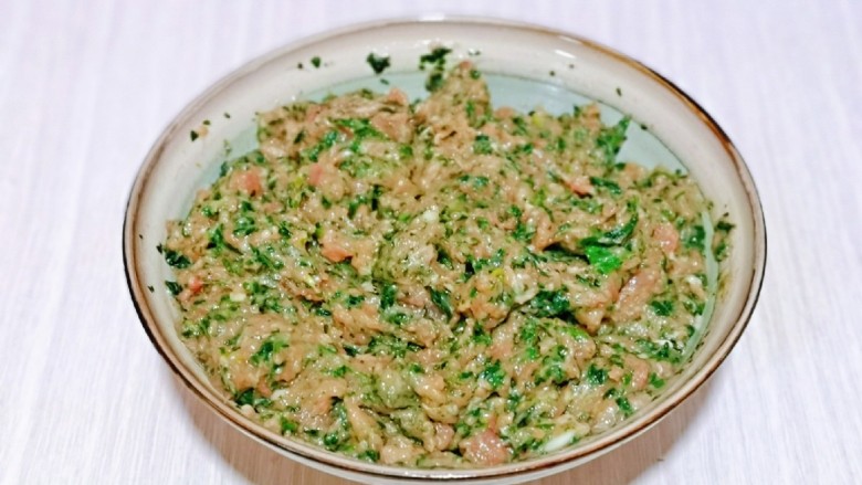 芥菜饺子,启动绞肉机,绞成肉馅,肉馅取出放入荠菜器具中,加入食用油充分搅拌均匀就可以啦!