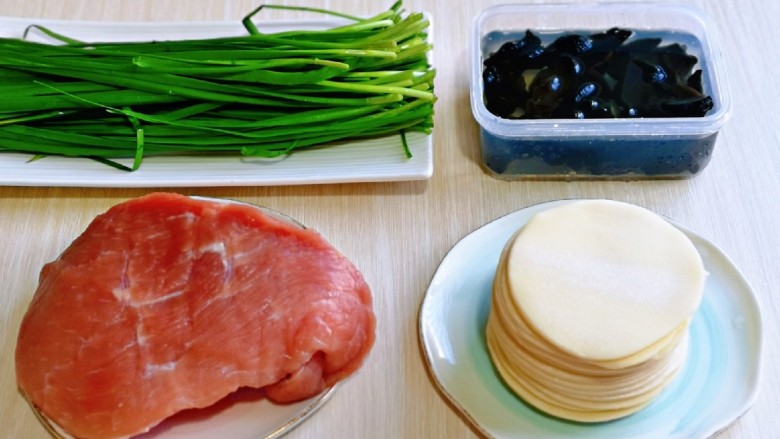 韭菜猪肉馅水饺,准备食材，猪肉我选用的后腿肉，可以根据个人喜欢选择，<a style='color:red;display:inline-block;' href='/shicai/ 136'>黑木耳</a>提前泡发。