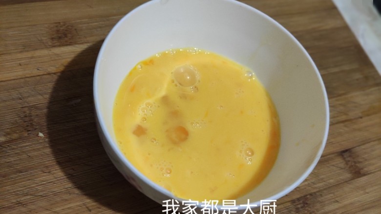 菠菜木耳炒鸡蛋,鸡蛋打散