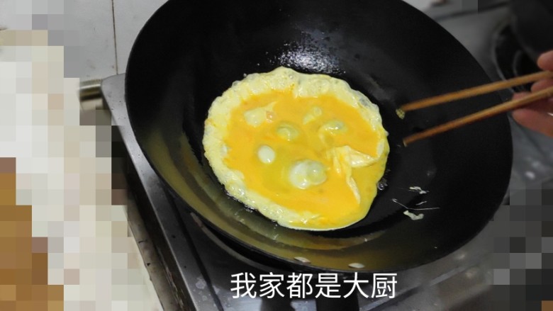 菠菜木耳炒鸡蛋,锅中倒入油,油热后放入鸡蛋