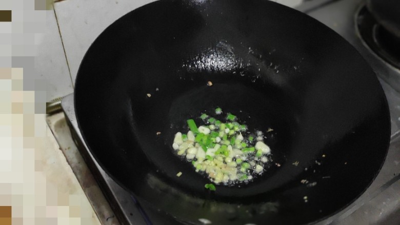 菠菜木耳炒鸡蛋,锅中倒入油,放葱姜蒜爆香