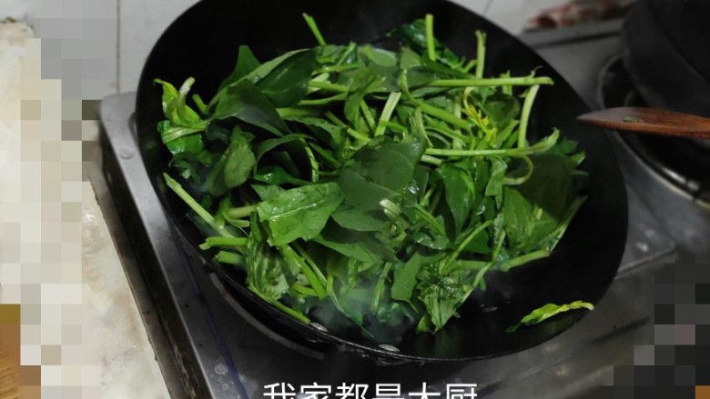 菠菜木耳炒鸡蛋,放入菠菜翻炒