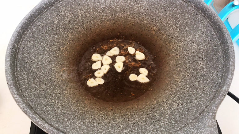 莴笋炒虾仁,利用锅里的余油煸炒蒜片,炒出香味