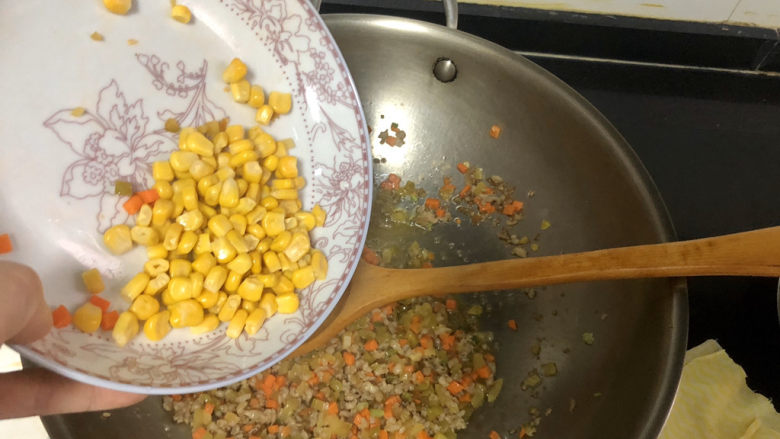 肉末蒸豆腐➕金玉满堂庆余年,下玉米粒翻炒均匀,阿晨用的熟玉米。