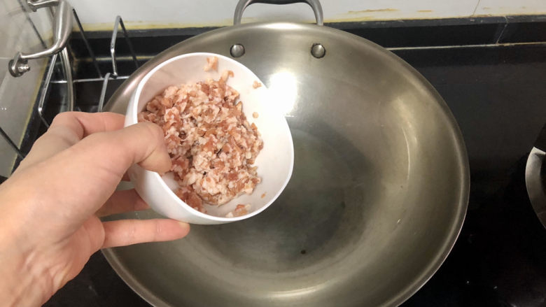 肉末蒸豆腐➕金玉满堂庆余年,开始烹饪:热锅倒入适量食用油,