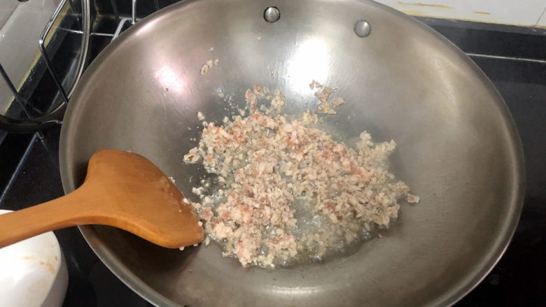 肉末蒸豆腐➕金玉满堂庆余年,放入肉末,中小火煸炒到肉末发白吐油