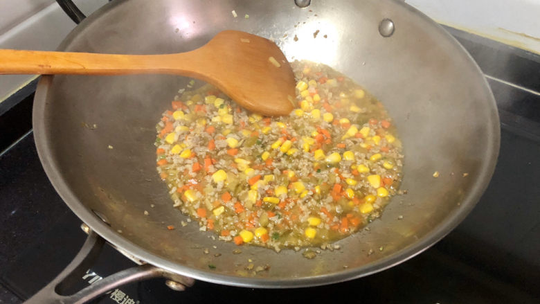 肉末蒸豆腐➕金玉满堂庆余年,煮开后,小火煮3分钟,尝下咸淡,如果觉得淡,可以补充一点食盐
