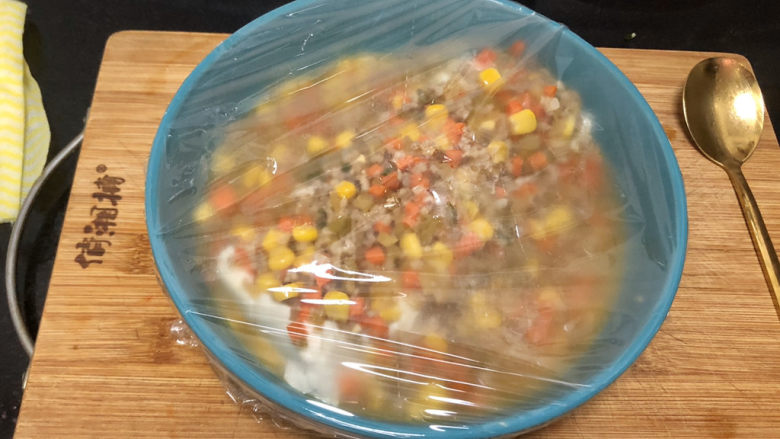 肉末蒸豆腐➕金玉满堂庆余年,蒙上保鲜膜,用牙签戳几个小孔