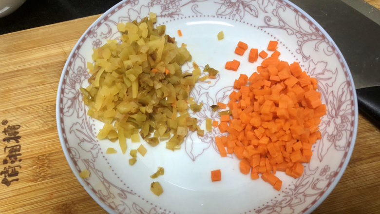 肉末蒸豆腐➕金玉满堂庆余年,胡萝卜削皮切小粒,榨菜清洗切小粒