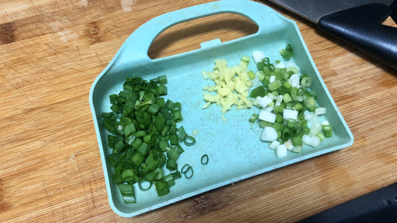 肉末蒸豆腐➕金玉满堂庆余年,小葱洗净分别切末,姜切末