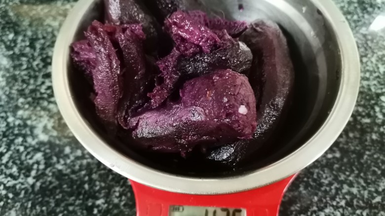 甜而不腻,蓬松无比的还美容养颜的紫薯发糕,紫薯蒸熟变成紫薯泥,称重