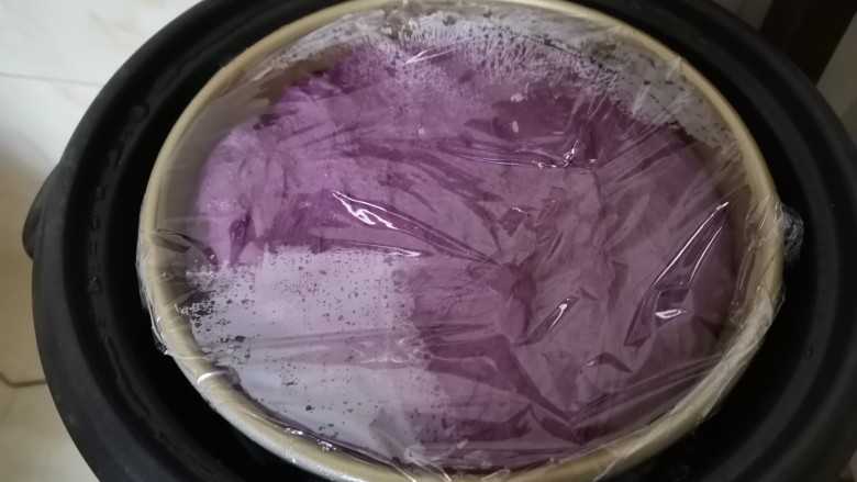 甜而不腻,蓬松无比的还美容养颜的紫薯发糕,发酵到很大了