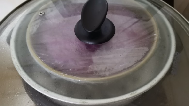 甜而不腻,蓬松无比的还美容养颜的紫薯发糕,水开后蒸30分钟即可