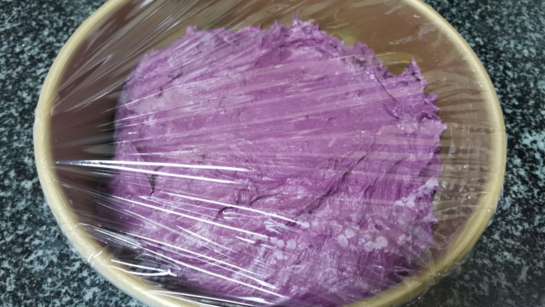 甜而不腻,蓬松无比的还美容养颜的紫薯发糕,盖上保鲜膜在温水中发酵半小时左右,发到1.5倍大即可