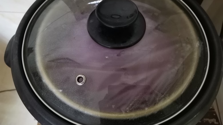 甜而不腻,蓬松无比的还美容养颜的紫薯发糕,盖上盖子会更快哦