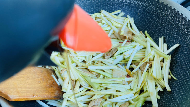 韭黄炒肉丝,烹入少许料酒翻炒断生