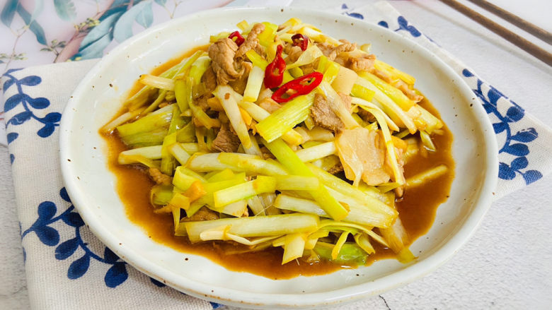 韭黄炒肉丝,韭黄炒肉丝色泽鲜亮,香嫩可口