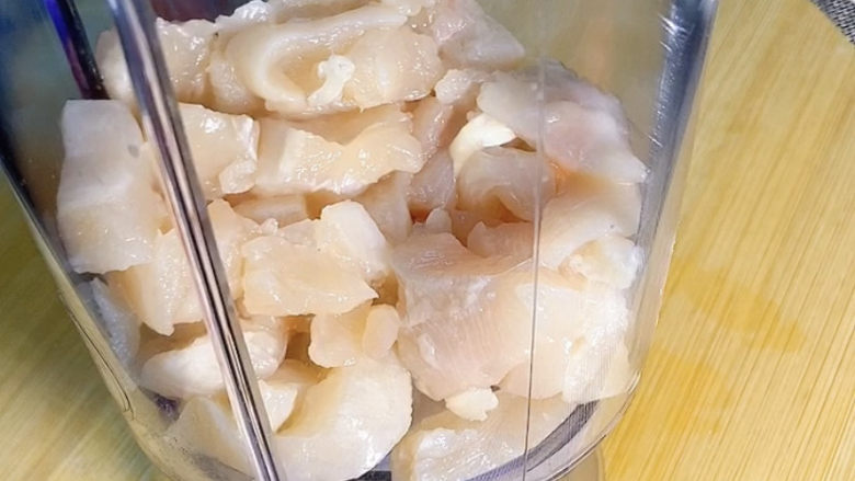 酥皮炸鸡块,放进料理机,搅成泥,没有料理机的朋友可以用刀剁成泥也是一样的。
