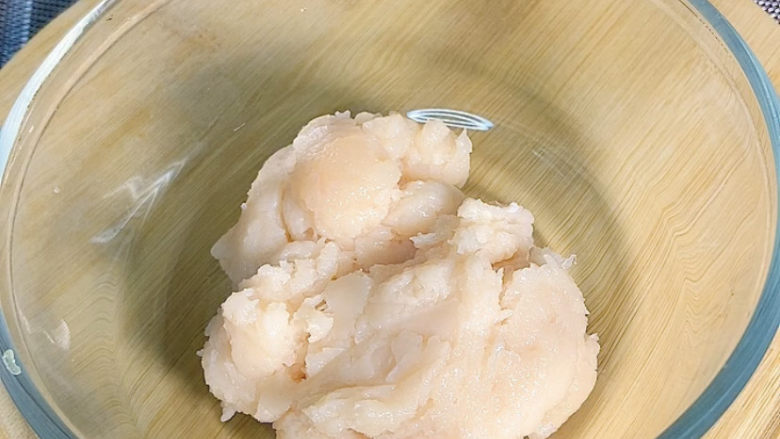 酥皮炸鸡块,搅成这样就好了,拿一个碗,准备调味