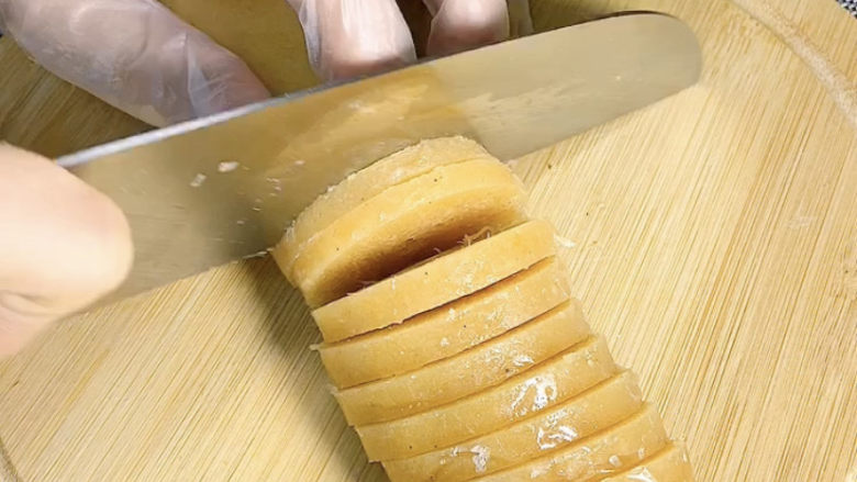 酥皮炸鸡块,冻好的肉泥取出后,快速切成厚一点的薄片