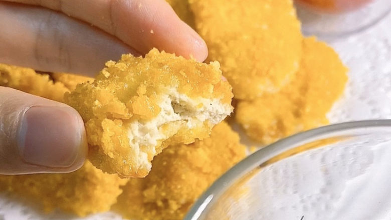 酥皮炸鸡块,炸好的鸡块,里面鸡肉味道很好