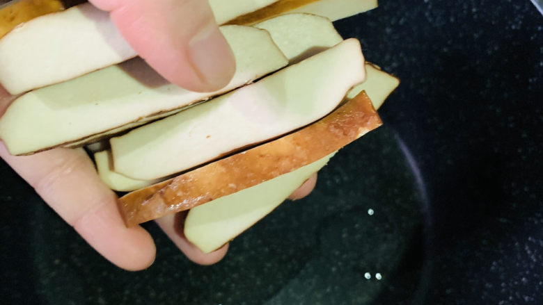韭黄炒香干,放入香干;